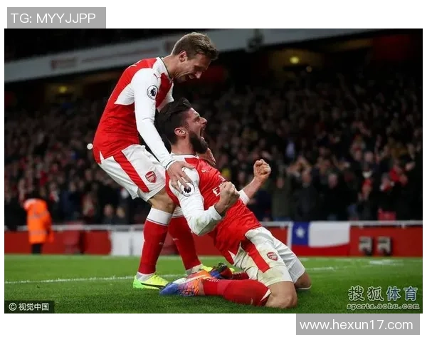 足球三人滑跪庆祝瞬间展现激情和团队默契球场上的荣耀与欢庆