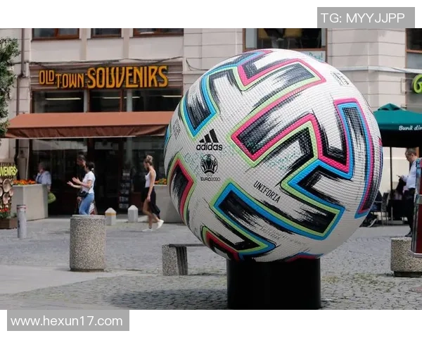 足球巨星惊喜亮相街头引发路人热烈欢呼互动场面温馨